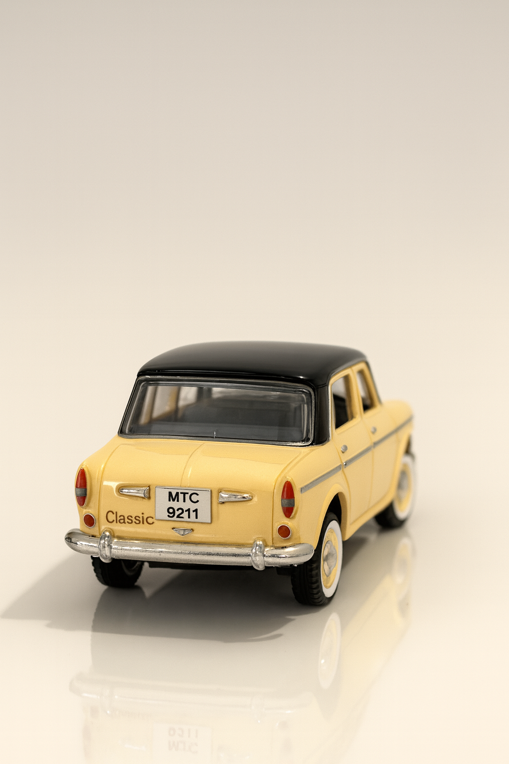 Fiat Queen 70's Classic toy car-Premier Padmini.