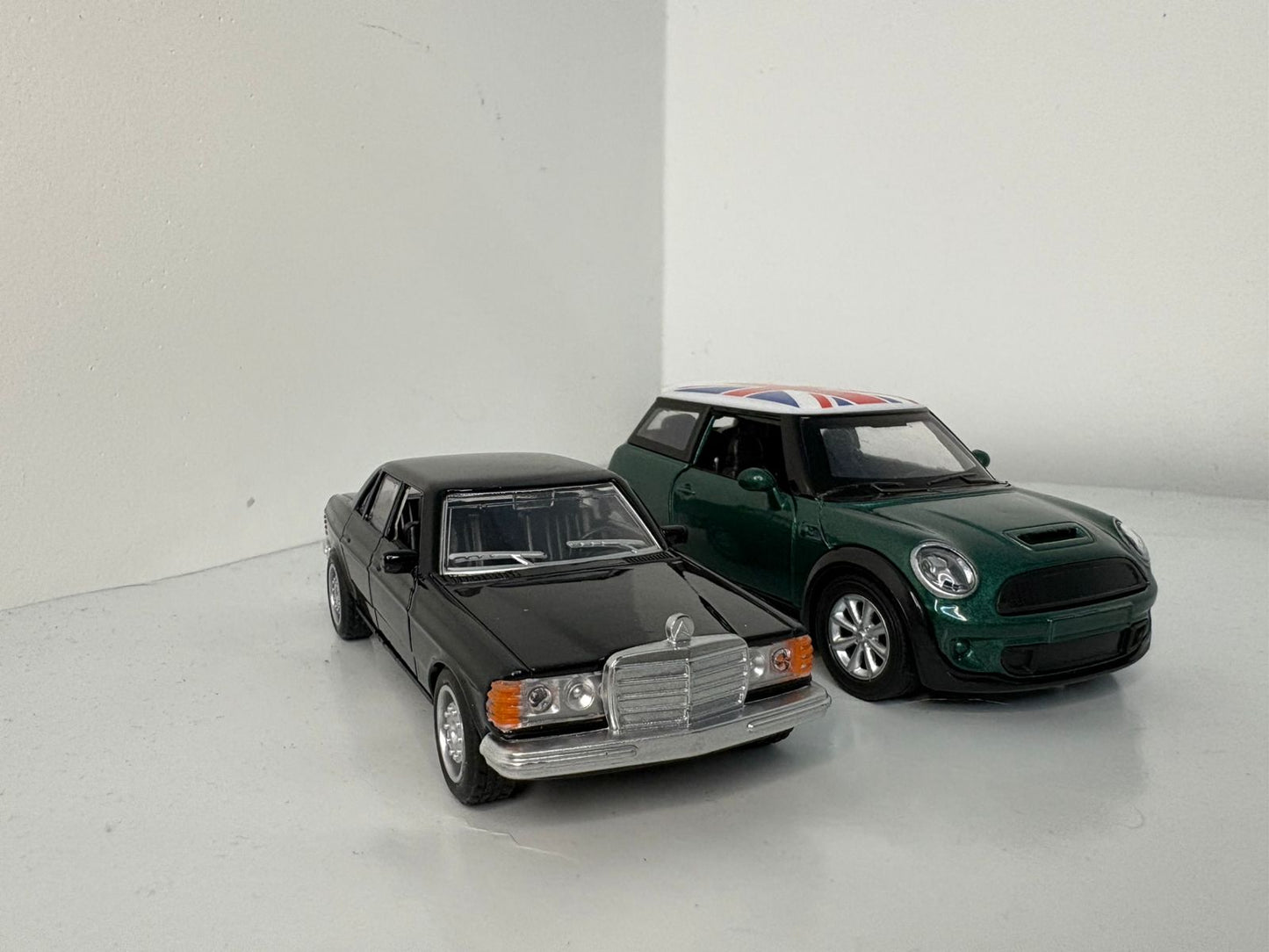 Combo-1:36 scale Mini Cooper S+Mercedes-Benz W123.