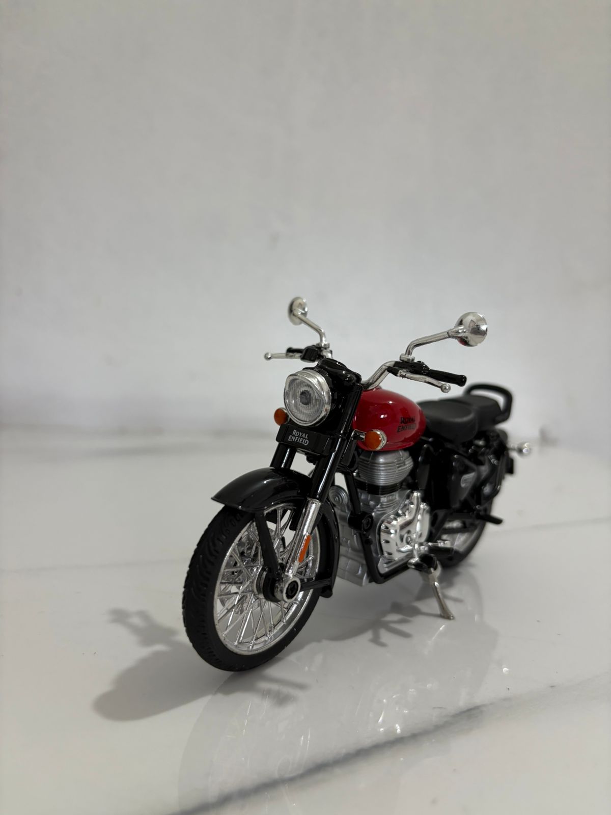 Diecast Bike Royal Enfield Bullet-With extra fuel tank