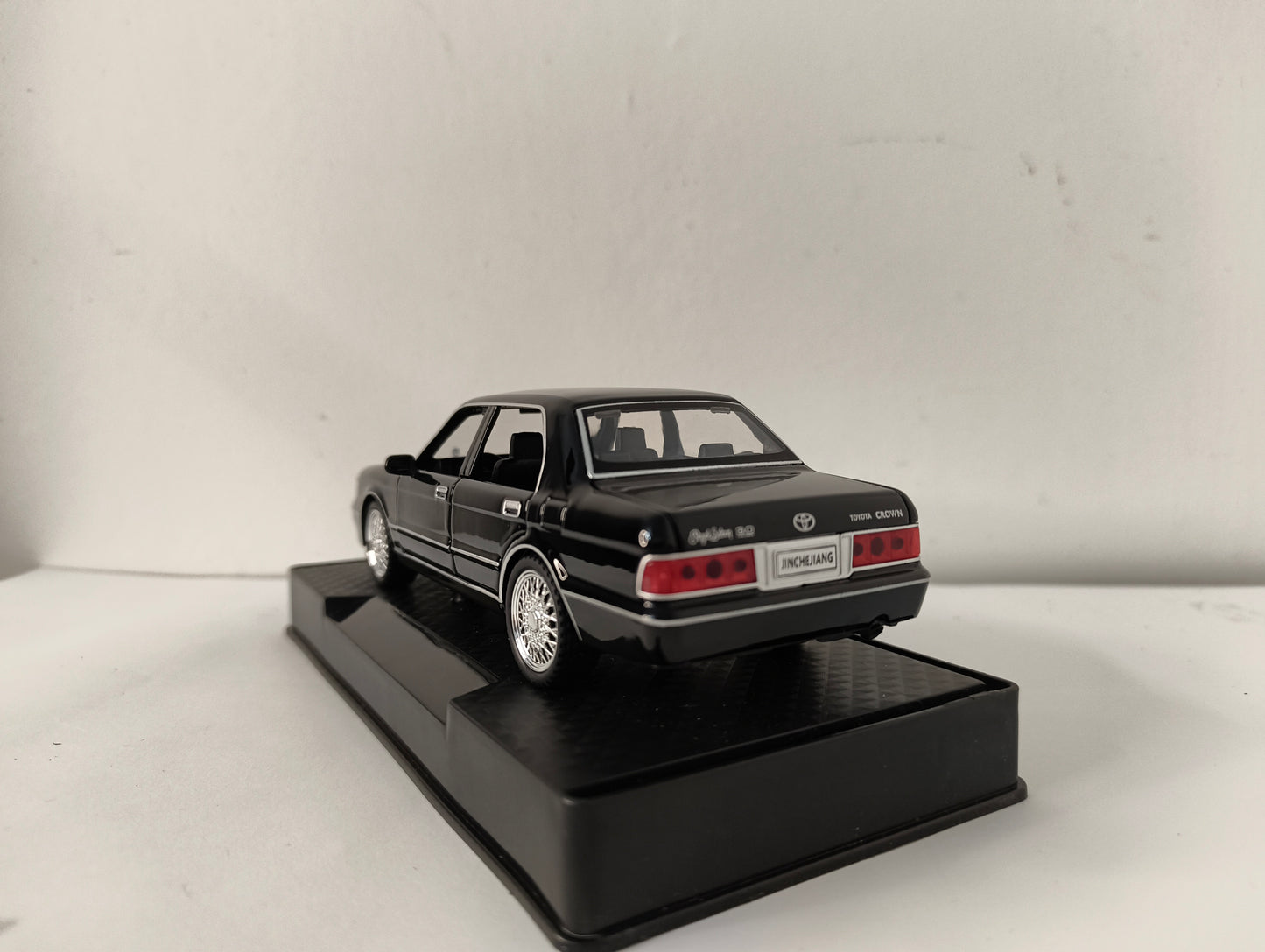 Toyota crown 1:32 scale model