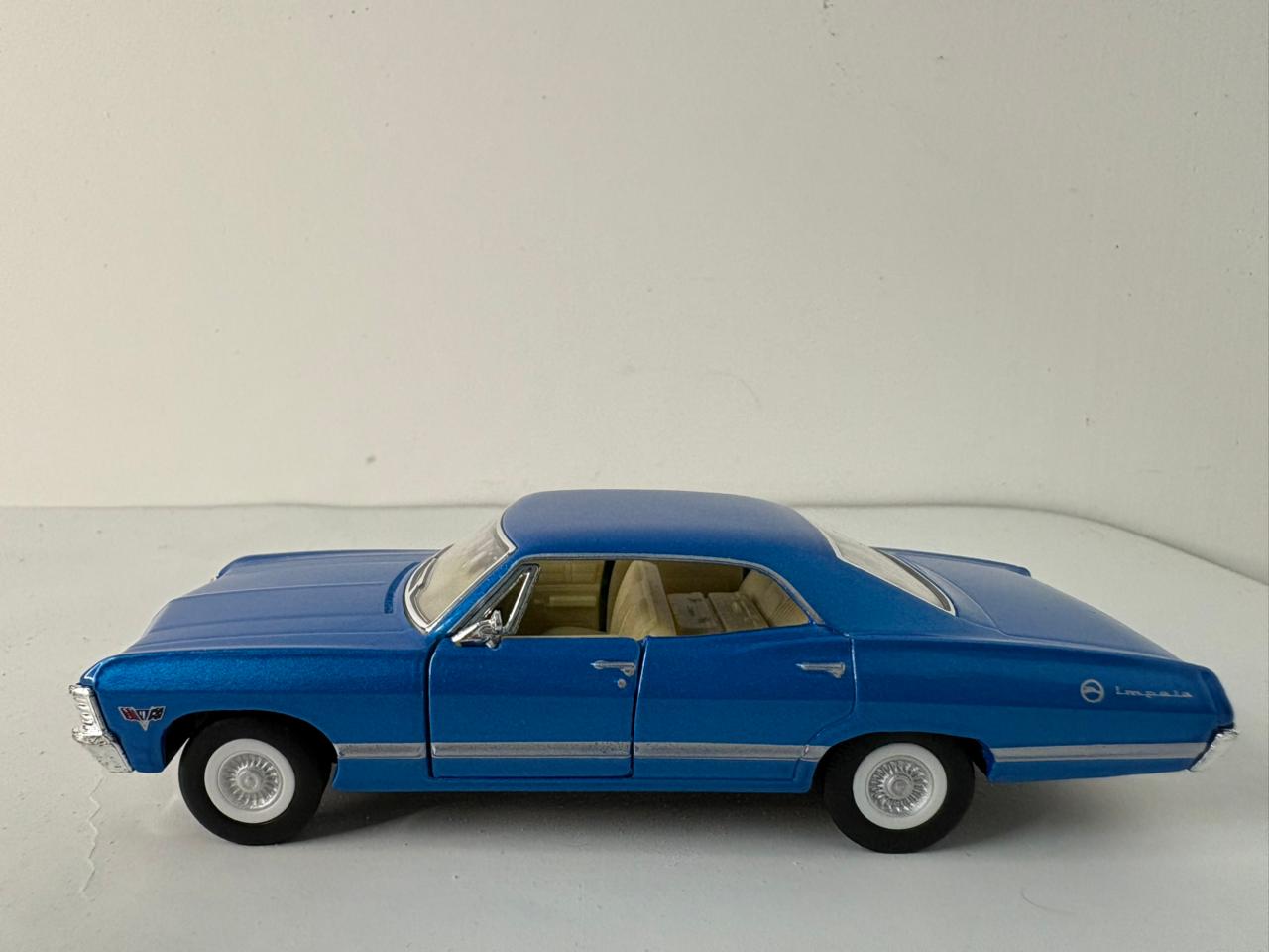 Kinsmart-1967 Chevrolet Impala 1:43 scale.