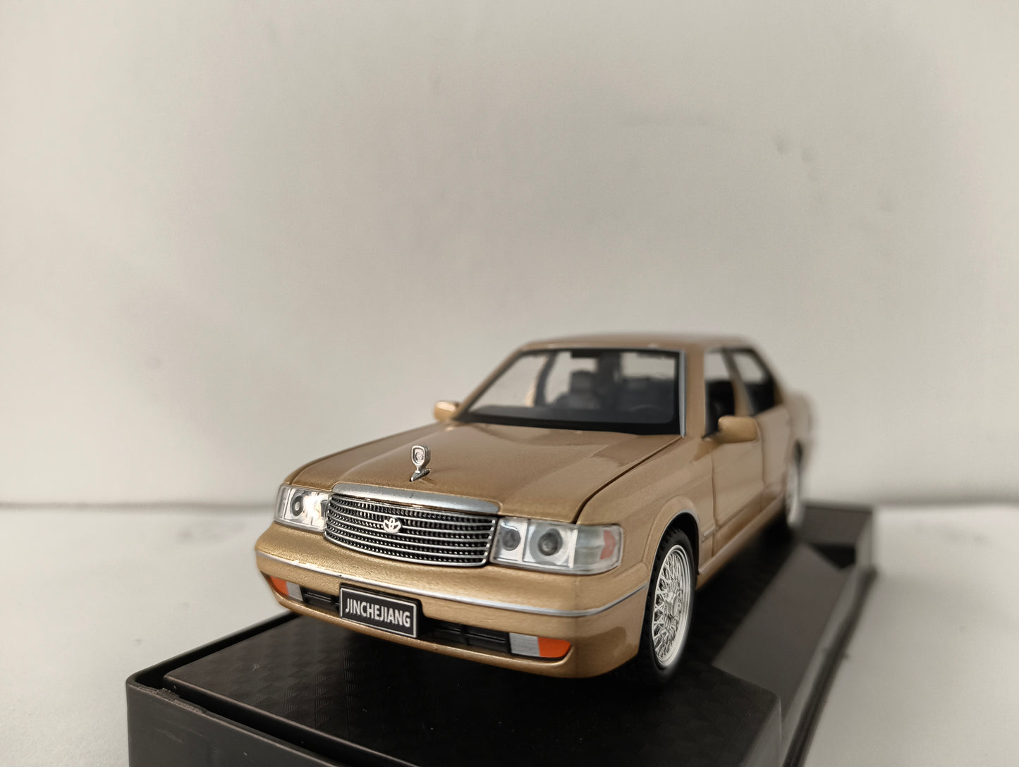 Toyota crown 1:32 scale model