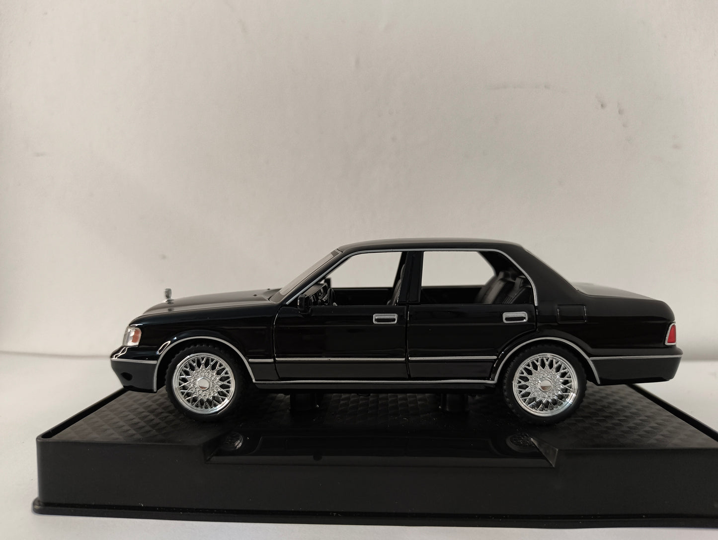 Toyota crown 1:32 scale model