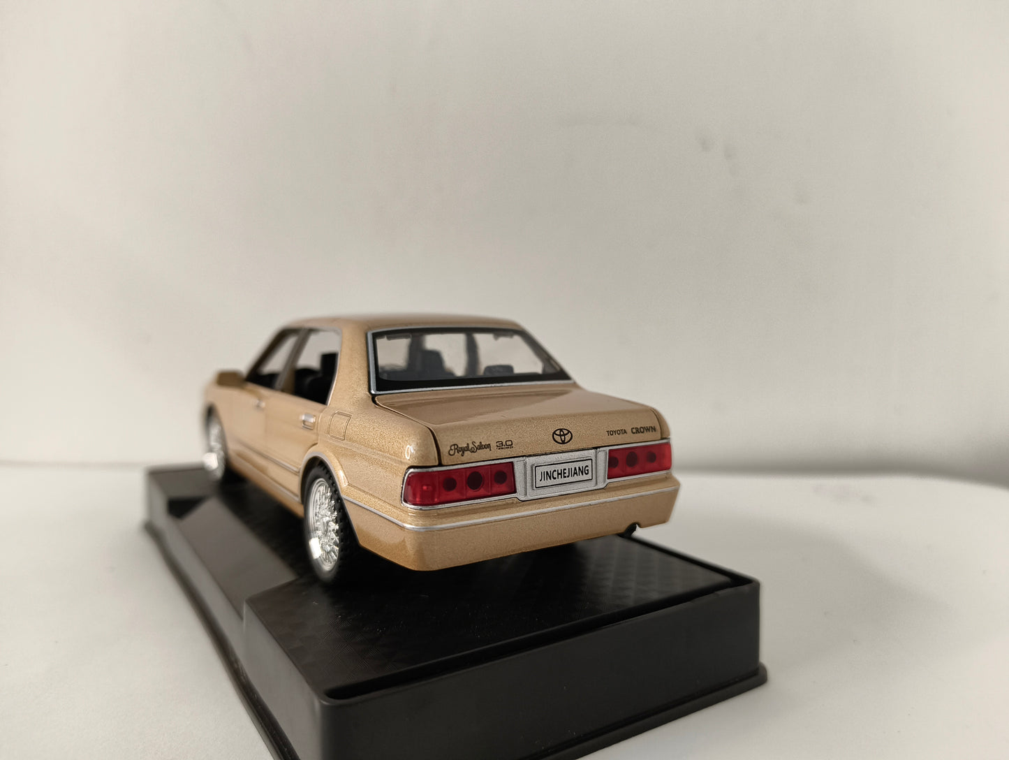Toyota crown 1:32 scale model
