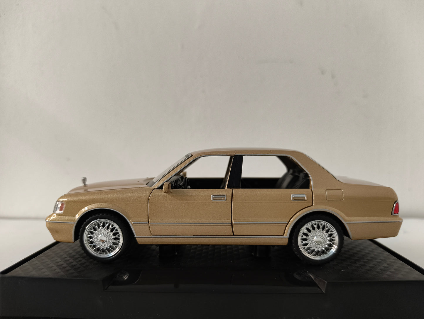 Toyota crown 1:32 scale model