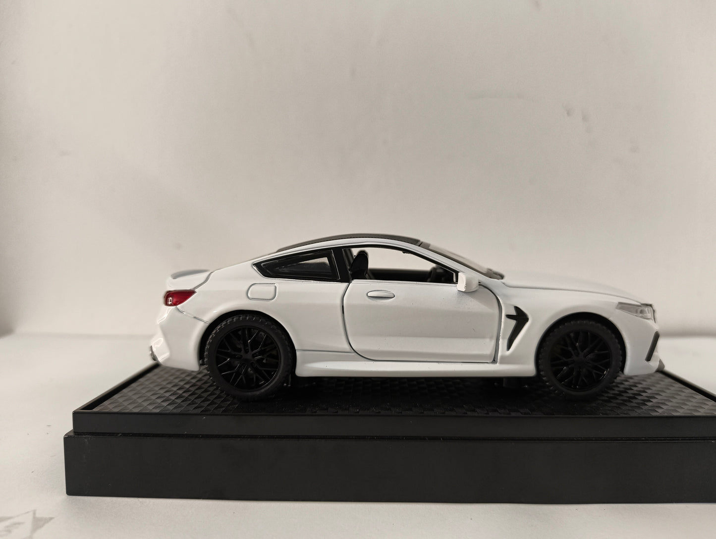 Bmw M8 1:32 scale model