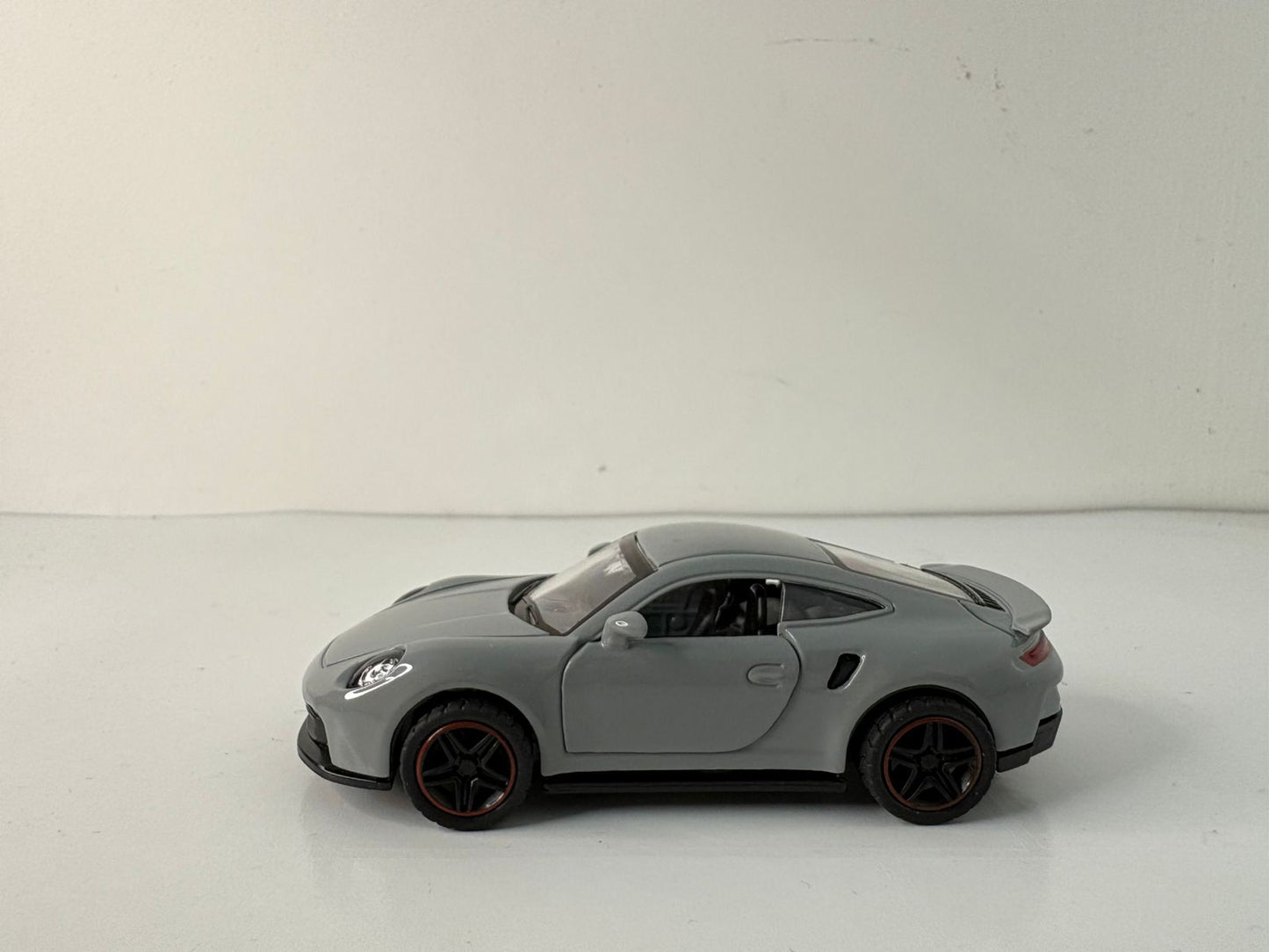 Porsche 911 GT3 1:43 scale model.