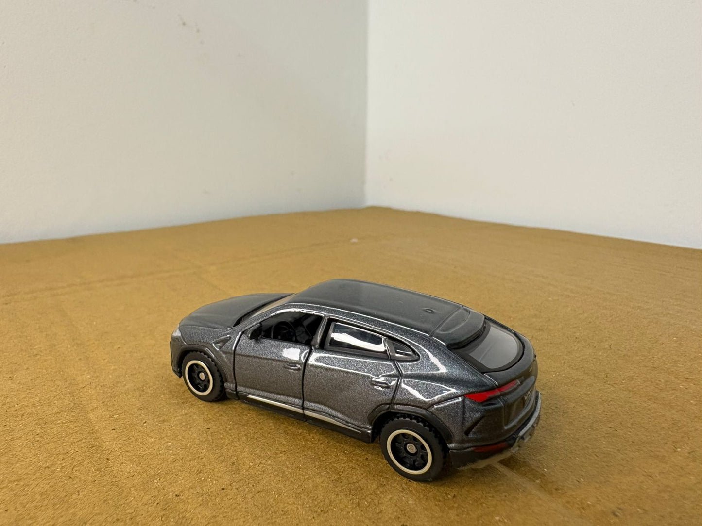 Bburago lamborghini urus 1:64 scale