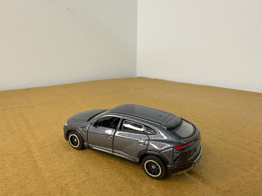 Bburago lamborghini urus 1:64 scale