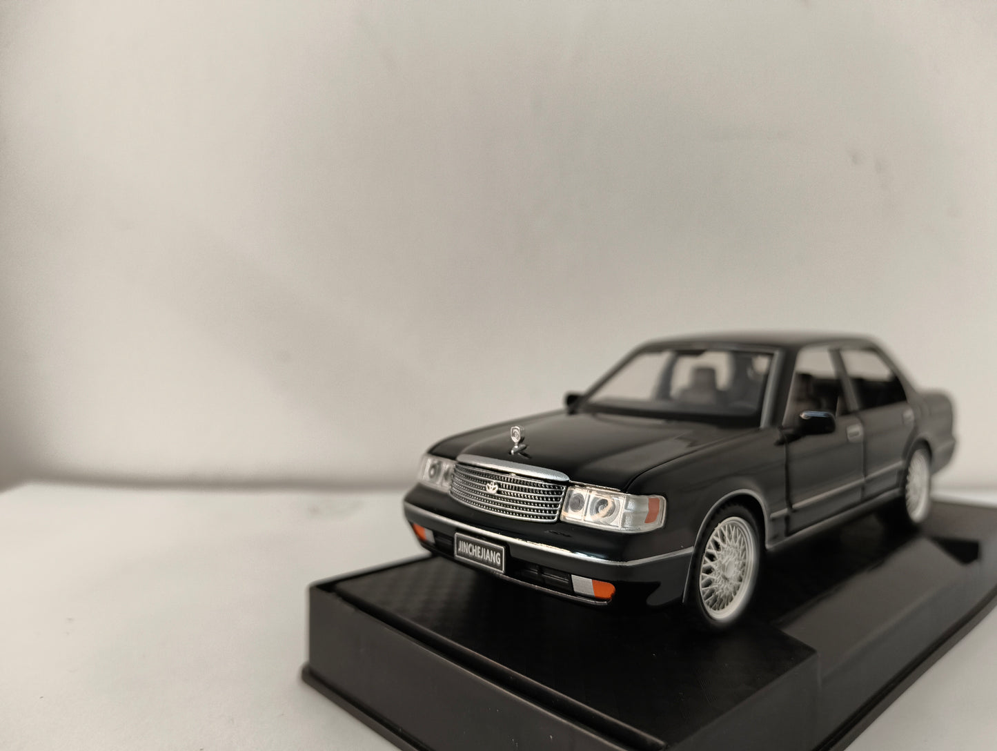 Toyota crown 1:32 scale model
